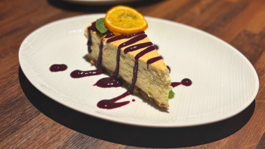 Cheesecake with berry compote