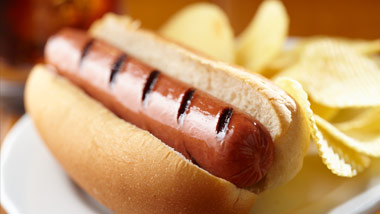 hot dog on plate with chips
